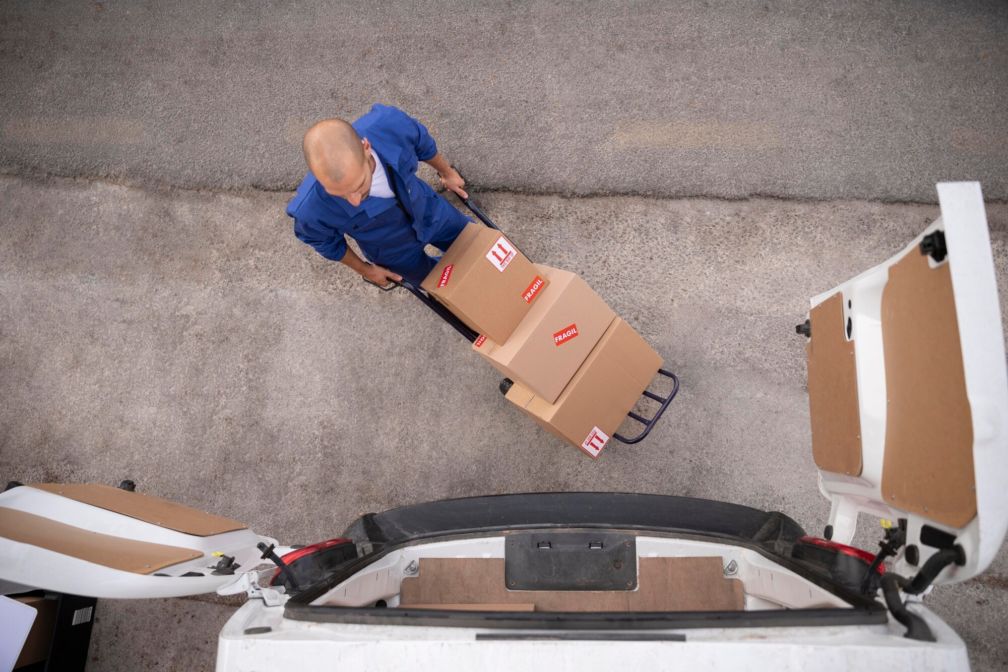 hombre-entrega-tiro-completo-llevando-cajas